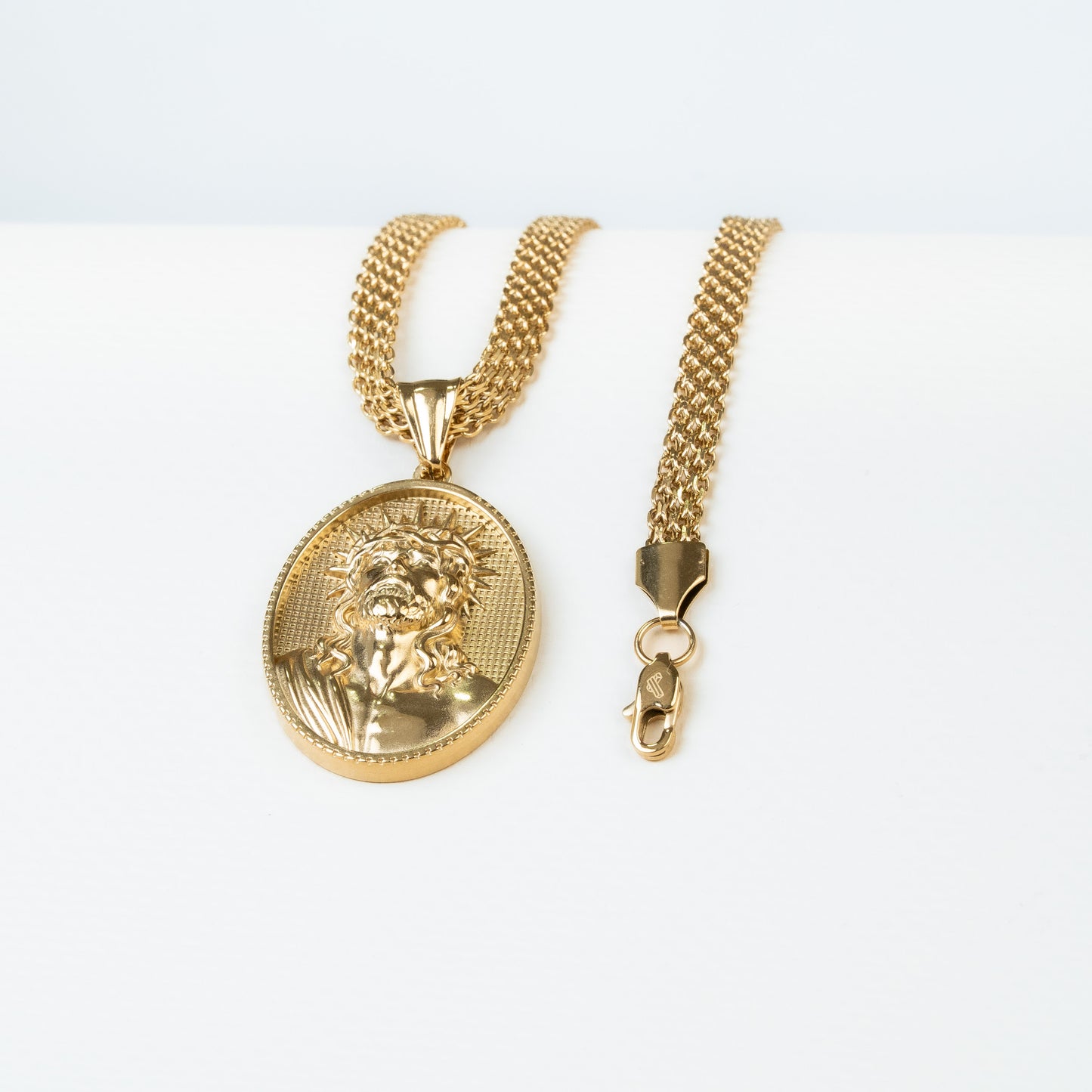 Combo Cadena y Pulsera China + Dije Medalla Cristo GRATIS